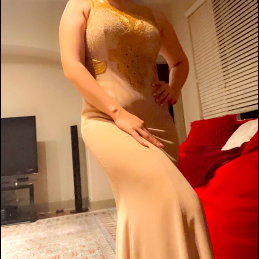Beautiful dress, enhancing your curves & beauty